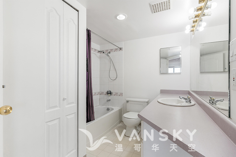 251104140028_Huge full bathroom with bathtub.jpg